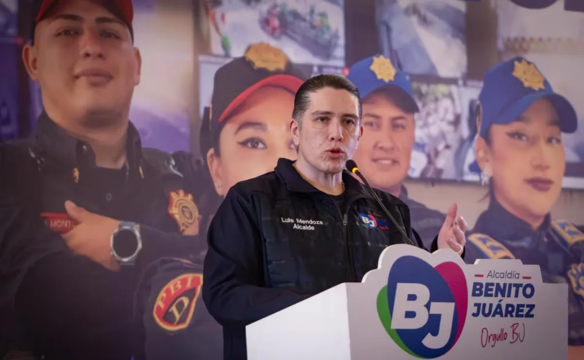 "El alcalde Luis Mendoza durante el reconocimiento a los policías en Benito Juárez."