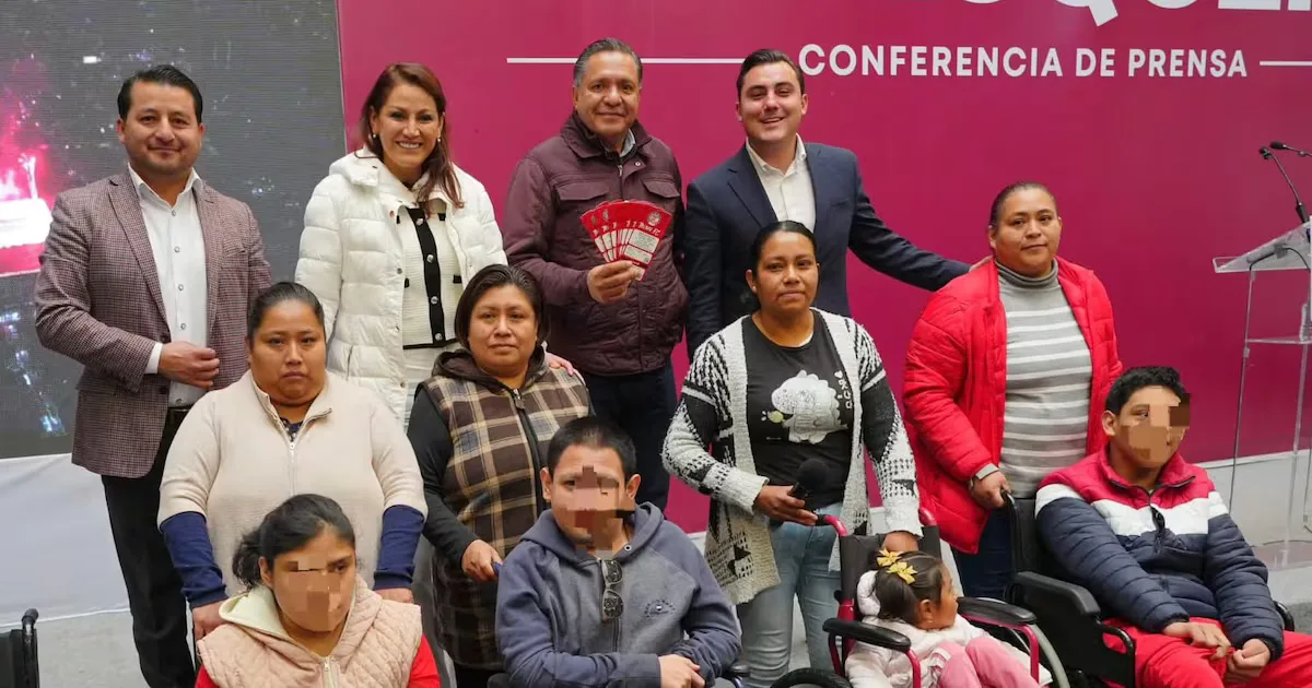 El alcalde Manuel Guerra Cavazos entrega sillas de ruedas a niños en Toluca.
