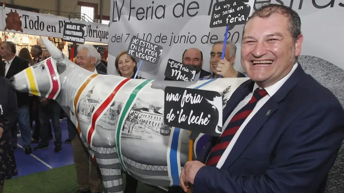 El alcalde resalta el sentido de pertenencia y compromiso en la feria de muestras.