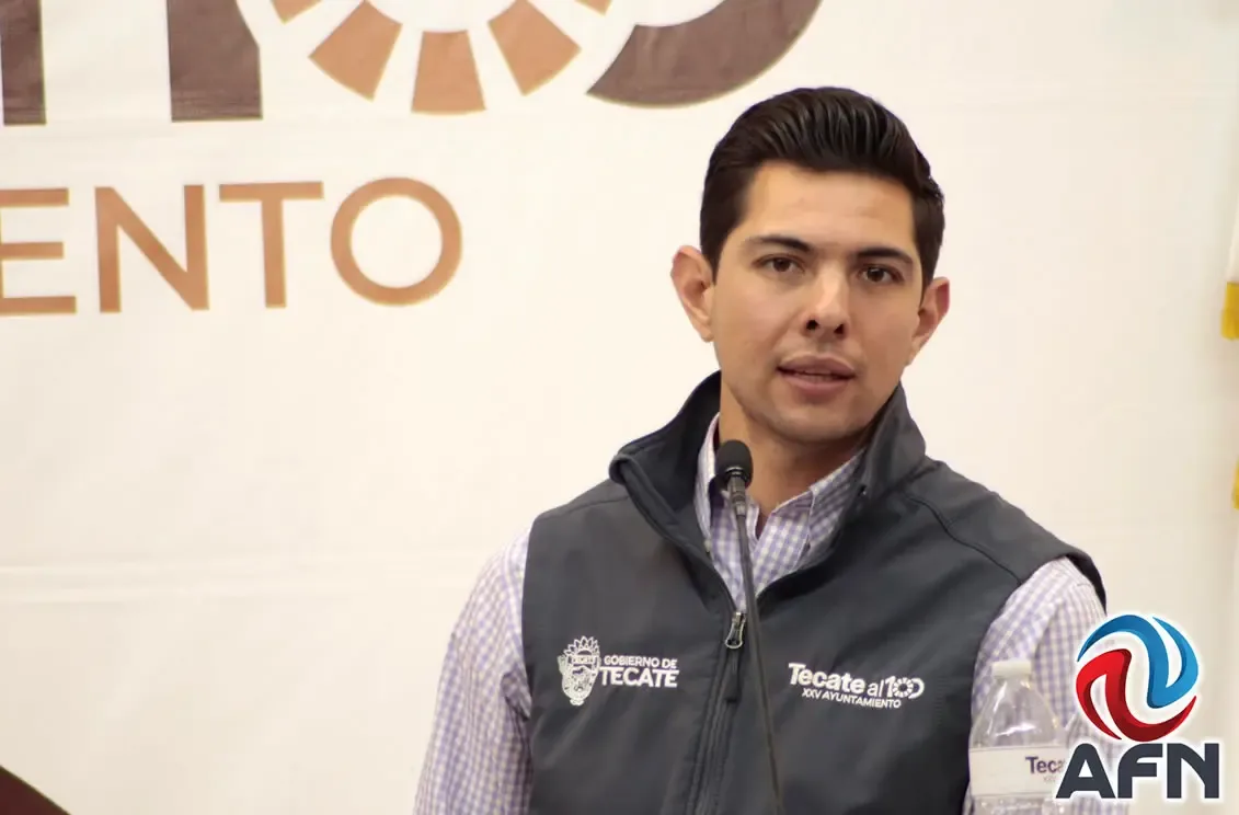 "El alcalde Román Cota durante su conferencia semanal sobre seguridad en Tecate."