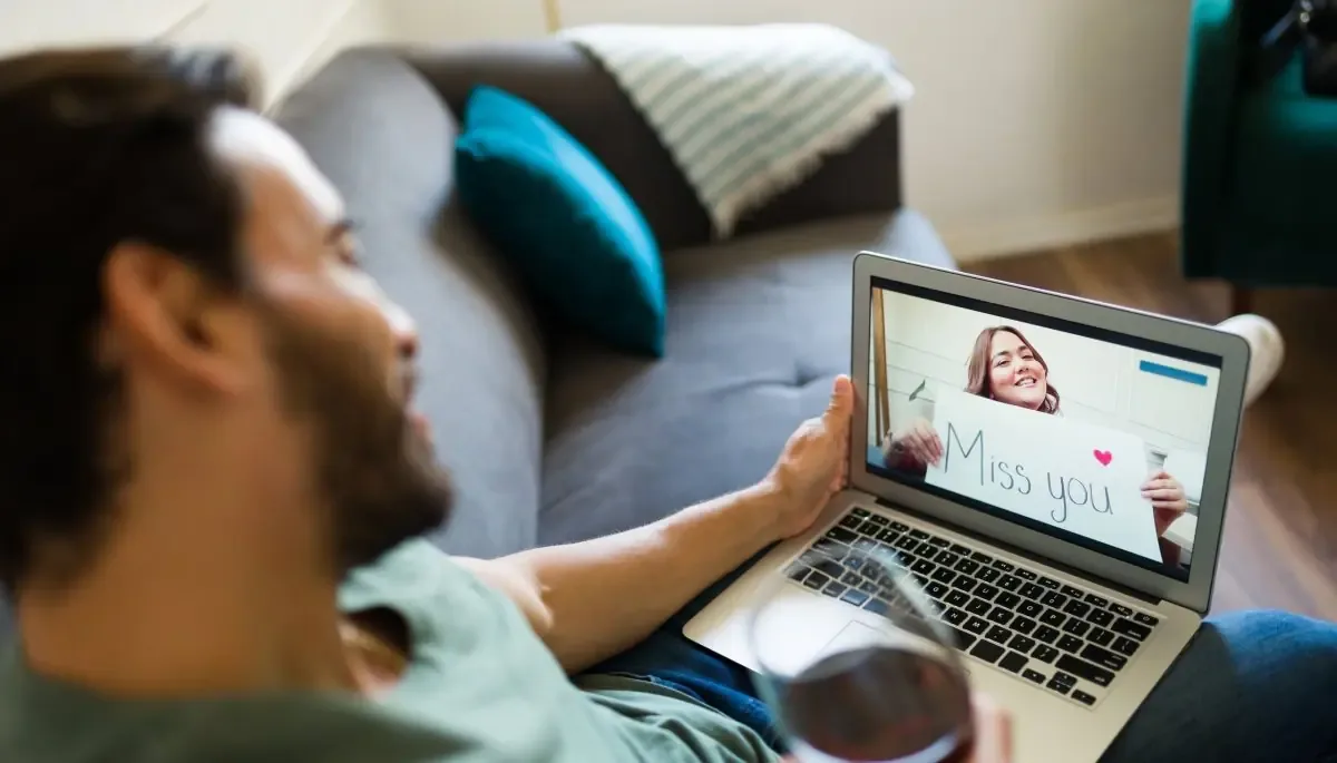 Un estudio revela que las relaciones con inteligencia artificial están en auge, especialmente entre los jóvenes.