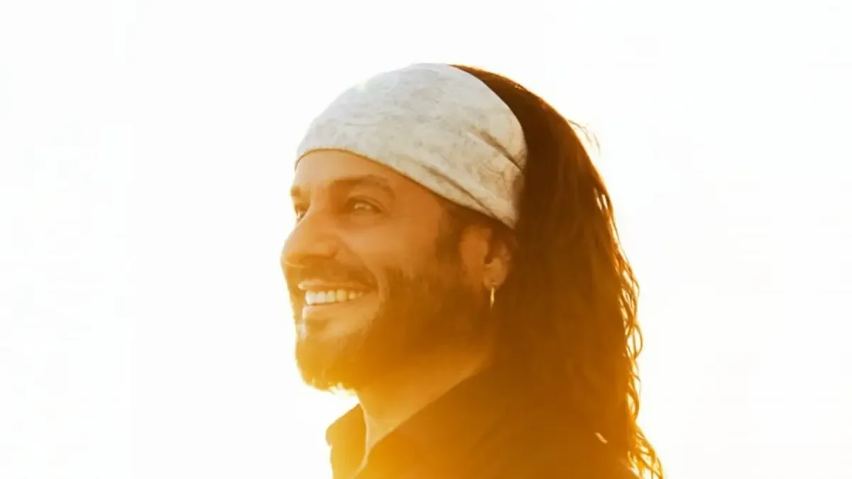 El popular cantante ofrecerá un concierto en la plaza de la Concordia este domingo, clausurando la celebración con su gira 'El Viaje Inesperado'.