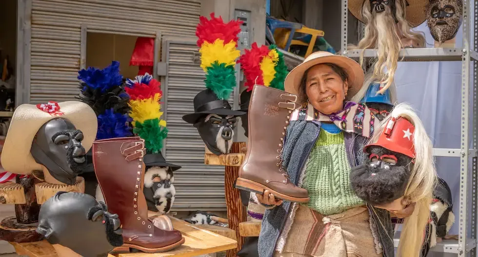 Lucía Díaz, la reconocida artesana, ha revitalizado la creación de máscaras en su comunidad.