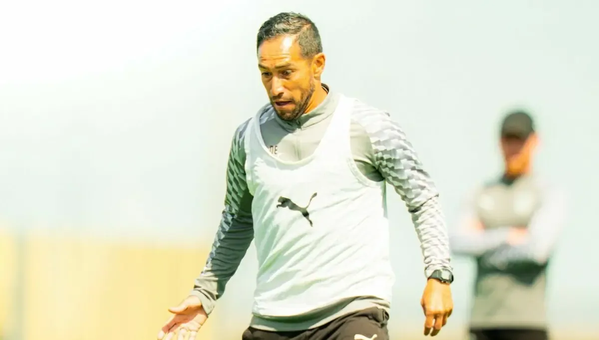 El asistente técnico de NM United sorprende con su energía y experiencia en cada práctica.