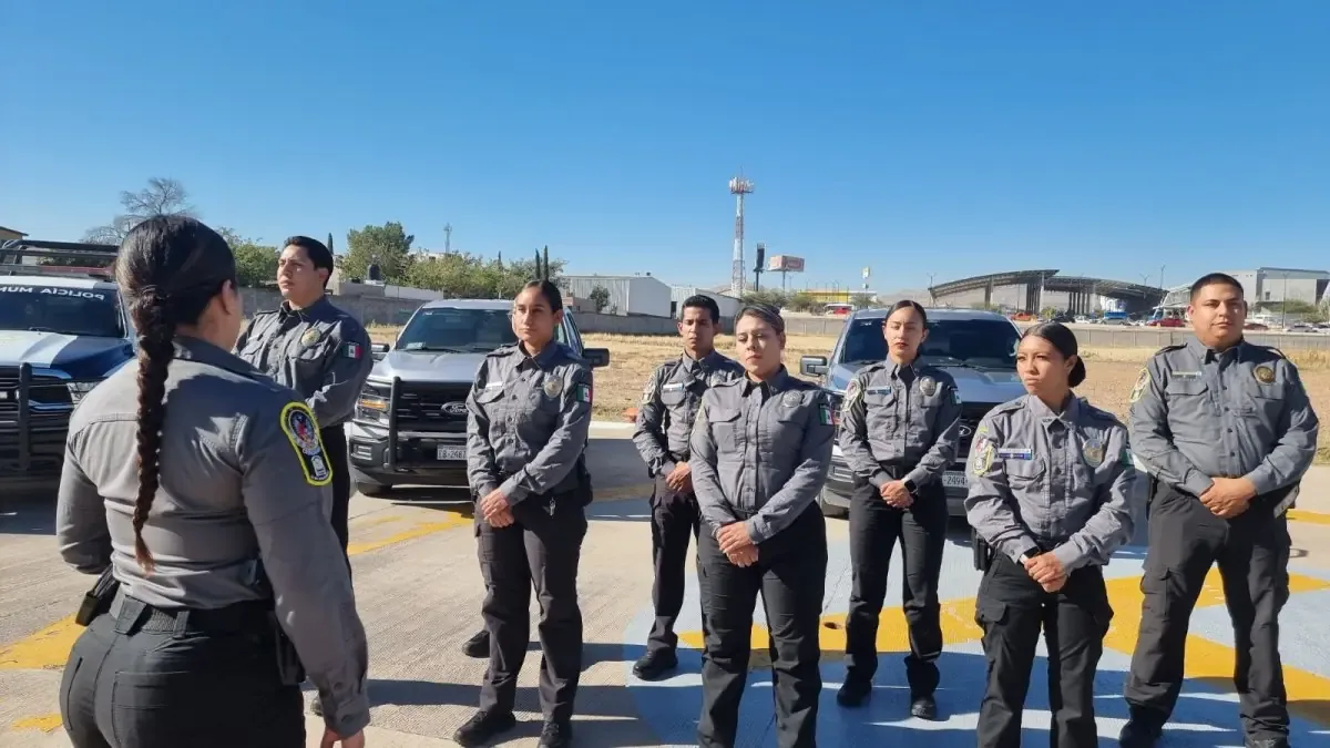 El aspirante a alcalde critica la gestión de la gobernadora respecto a los baches en la ciudad.