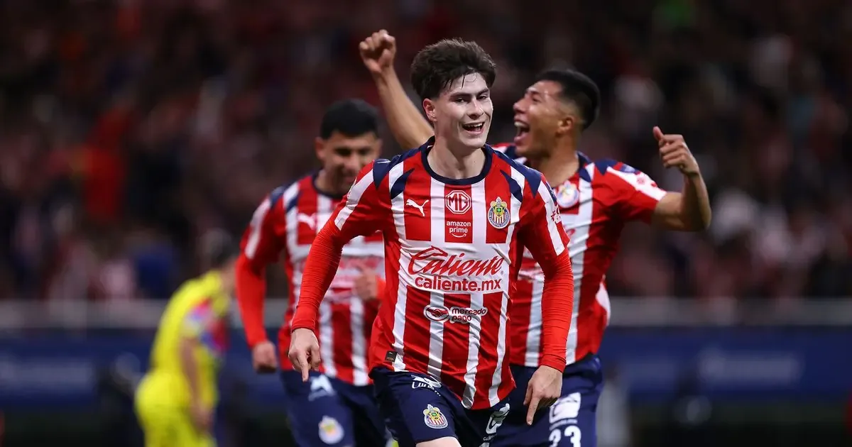 El atacante de Chivas, Armando ‘Hormiga’ González, brilla en el Clásico Nacional y asegura la victoria del equipo.