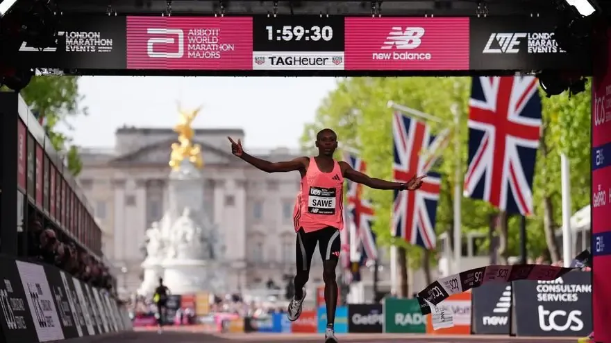 El atleta keniata se convierte en el primer hombre en completar un maratón en menos de 120 minutos.
