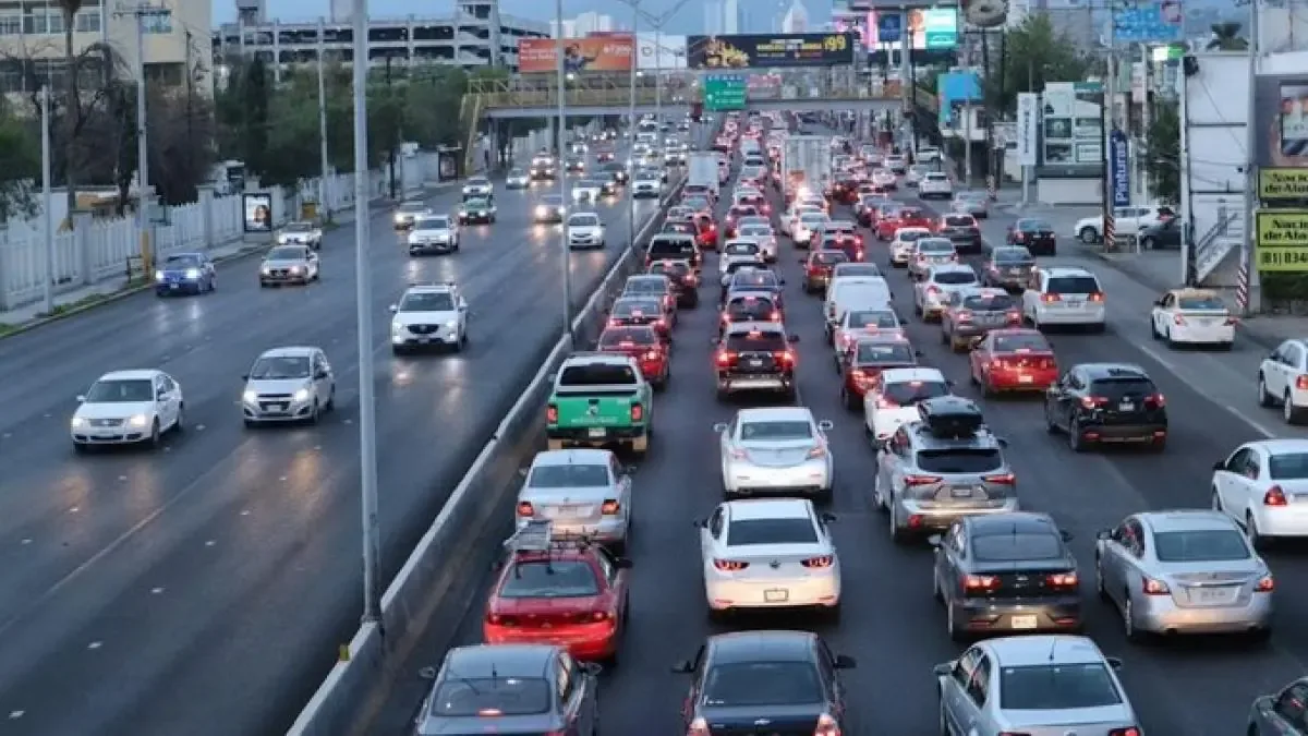 El aumento del tiempo de traslado genera estrés y afecta el bienestar emocional de quienes usan transporte público.
