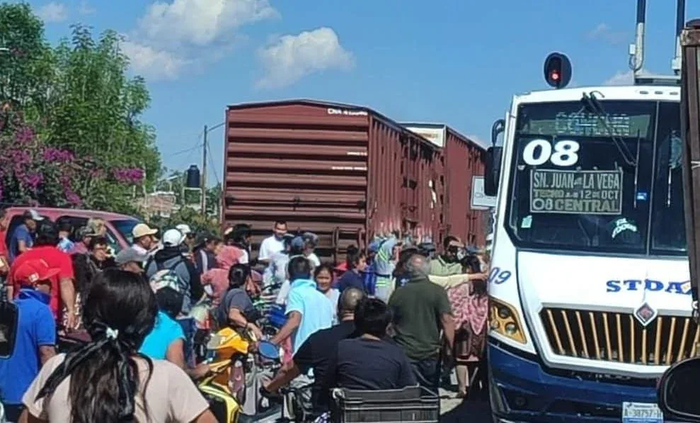 El autobús impactado por el tren en Celaya durante la emergencia.