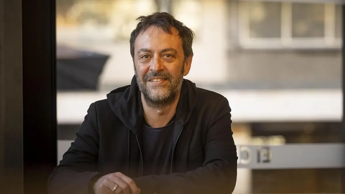 El autor participa en un club de lectura en Nules, ofreciendo una mirada única al thriller contemporáneo.