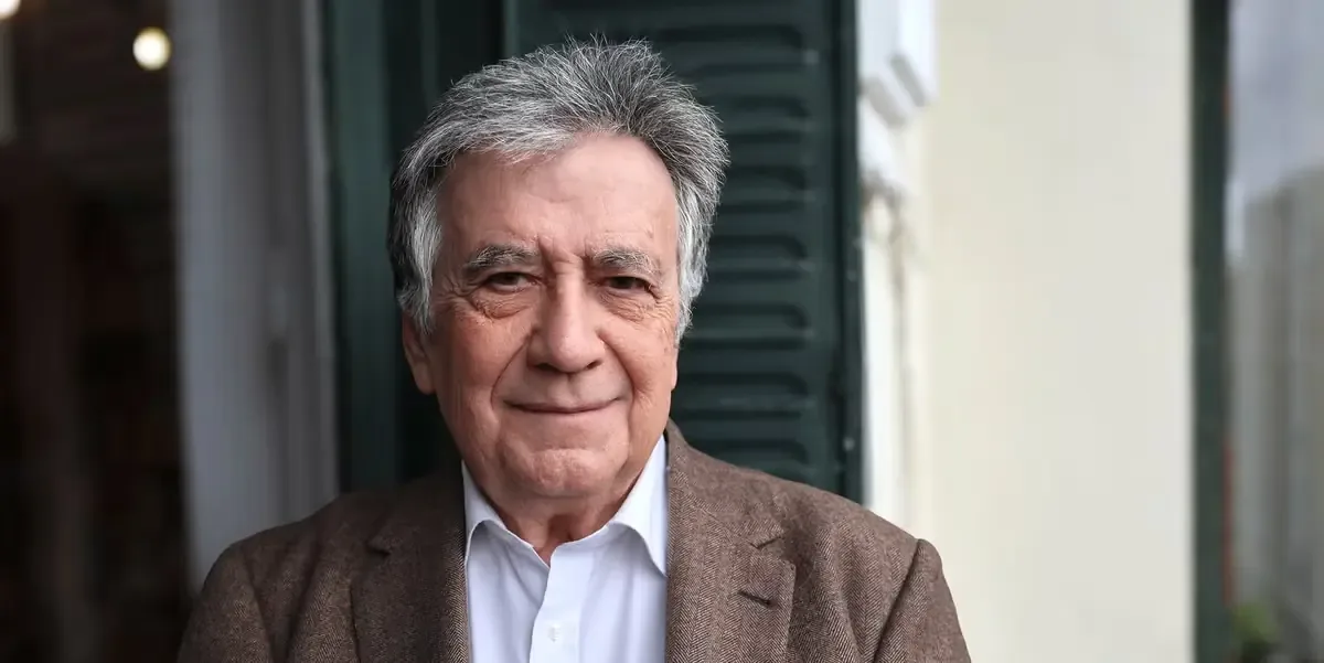 El autor reflexiona sobre la influencia de la inmediatez y los influencers en la cultura contemporánea.