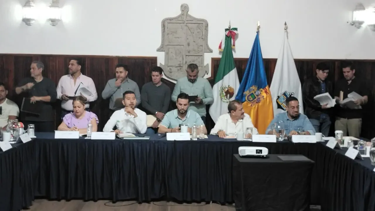 El Ayuntamiento de Puerto Vallarta durante la aprobación del exhorto para Los Arcos.