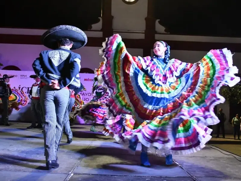 La presentación artística celebró la cultura mexicana y reunió a familias en el Pueblo Mágico de Sinaloa.