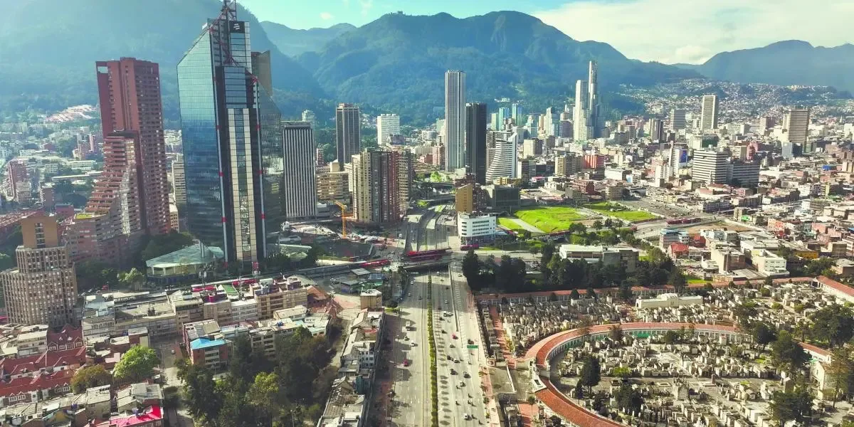 "El Banco de la República aumenta tipos de interés en Colombia para controlar inflación."