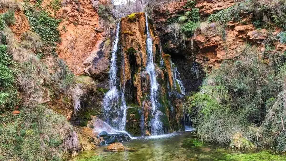 Este paraje ofrece cascadas espectaculares y rutas artísticas únicas en Castilla-La Mancha.