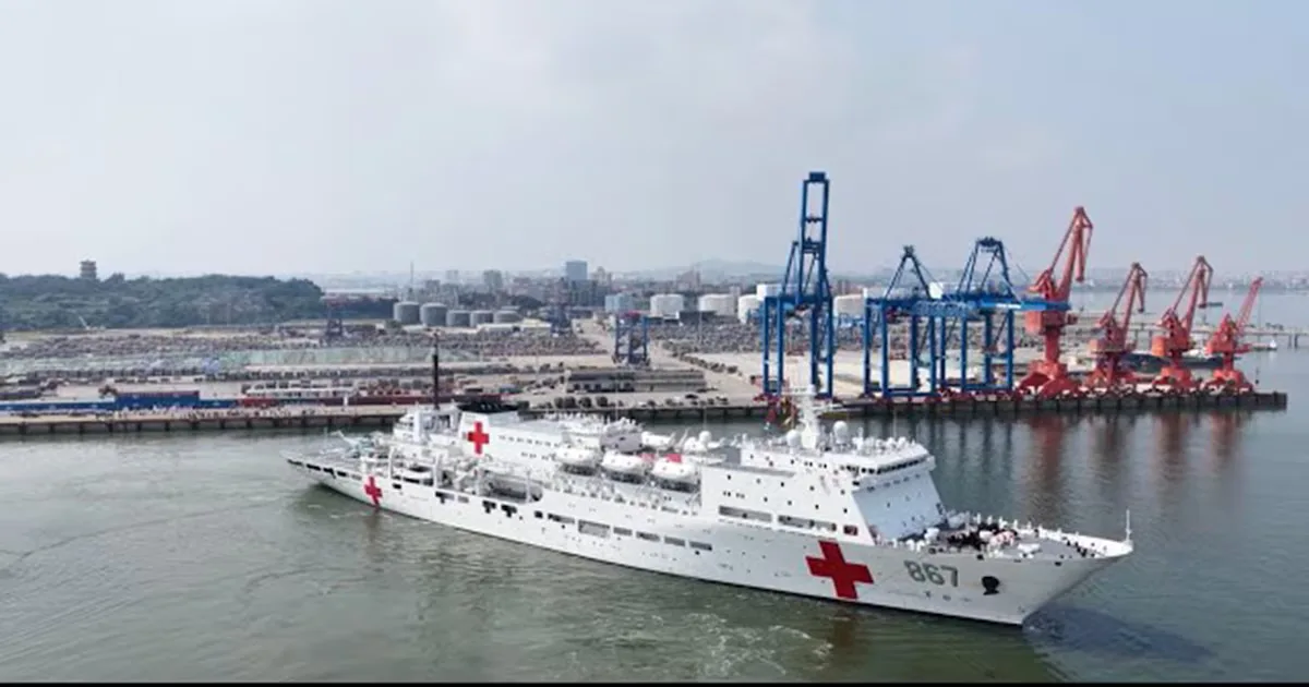 El buque hospital chino Silk Road Ark atracando en el puerto de Río de Janeiro.