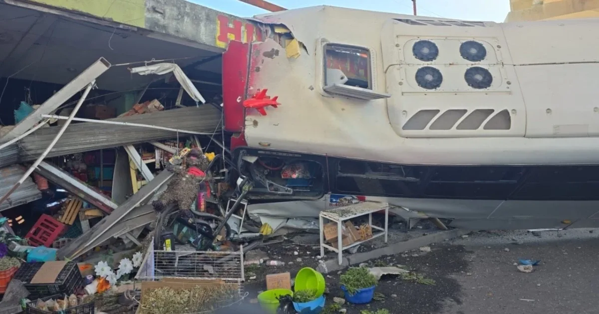 El camión de la Ruta 405 quedó impactado en el mercado Francisco Villa de Monterrey.