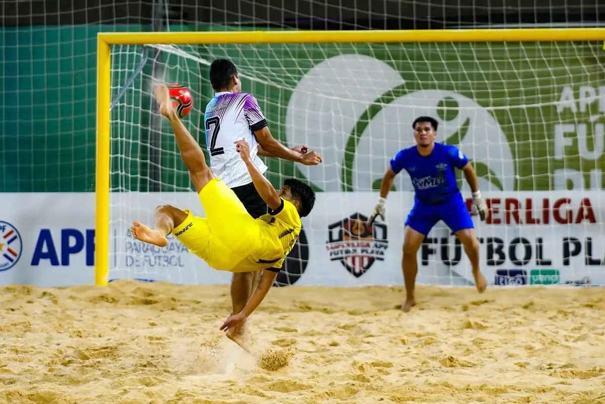 El campeonato de fútbol playa en Paraguay avanza con la definición entre los dos líderes de sus grupos.