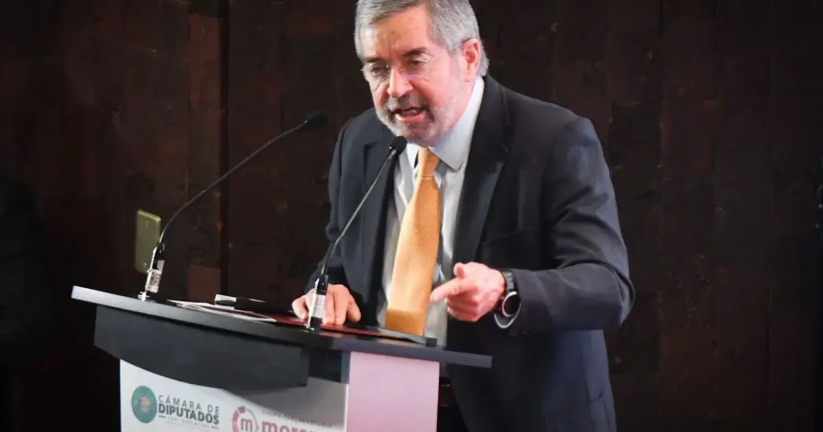"El canciller Juan Ramón de la Fuente durante la conferencia sobre ayuda humanitaria."