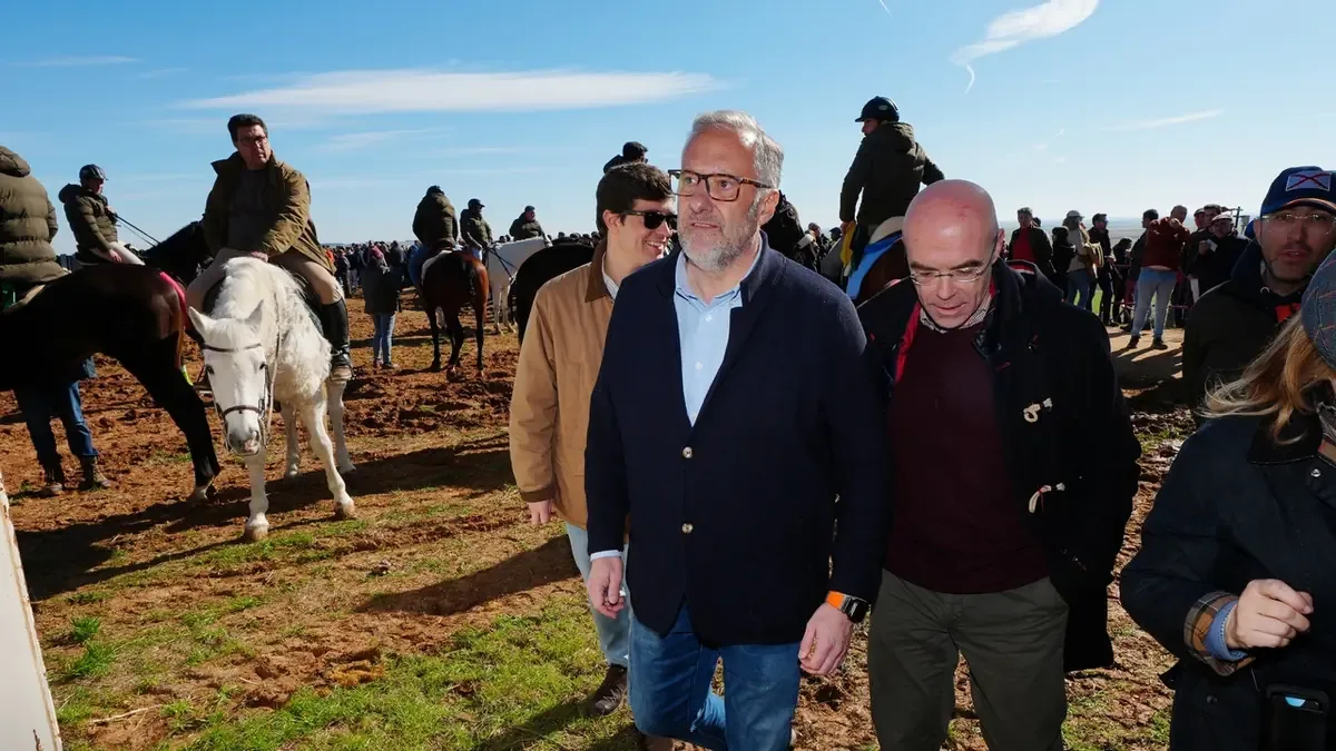 El candidato de Vox respalda las quejas del sector agrícola en Castilla y León.