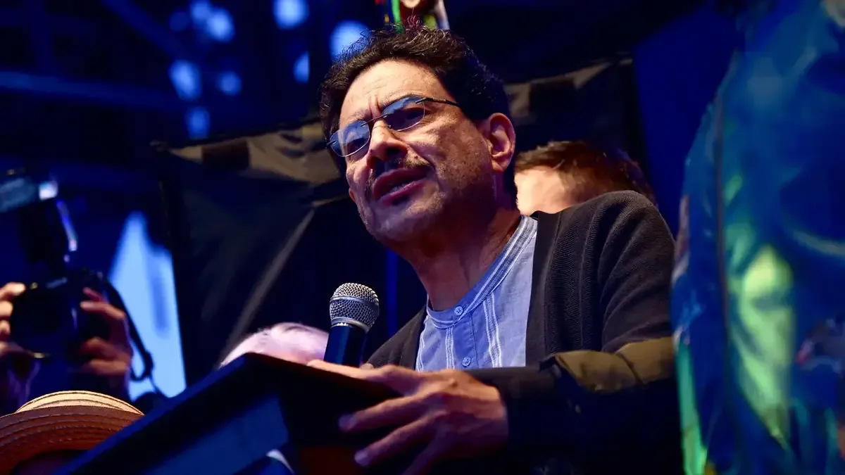El candidato del Pacto Histórico exige el cese de la violencia contra líderes sociales en Colombia.