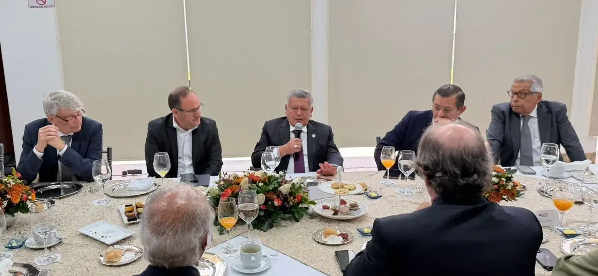 El candidato presidencial busca impulsar el crecimiento económico del Perú con propuestas enfocadas en salud y educación.