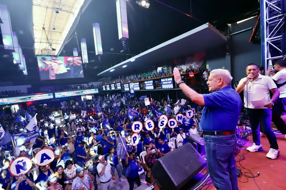 El candidato presidencial recibió apoyo juvenil y presentó su plan de gobierno en actividades en la región.