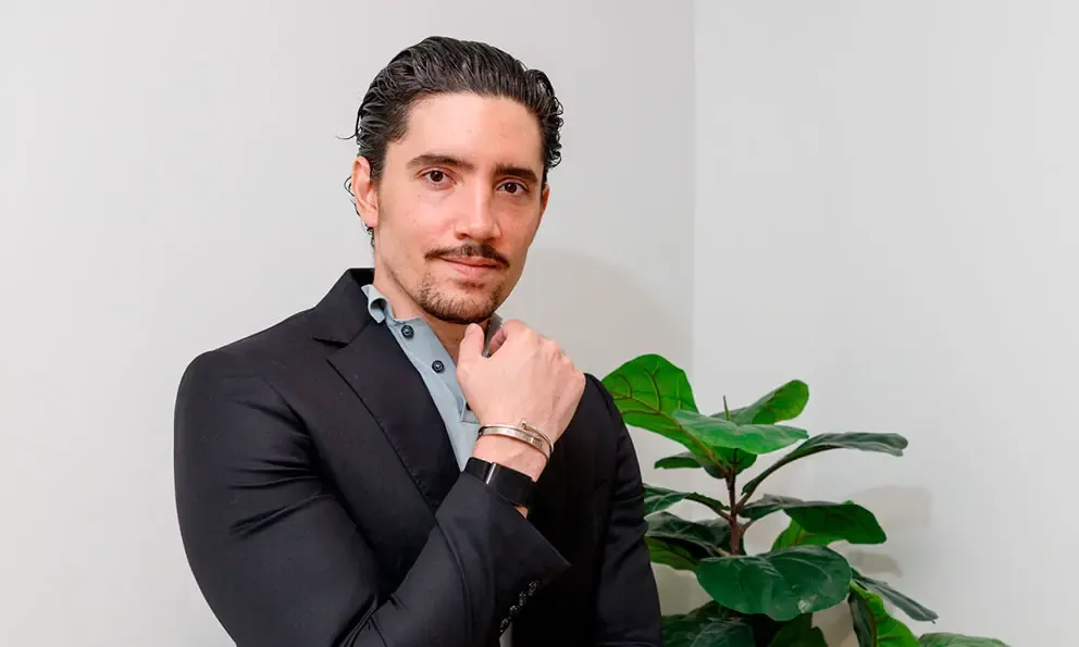 El cantante apuesta por un nuevo estilo fusionando mariachi y pop en su carrera.