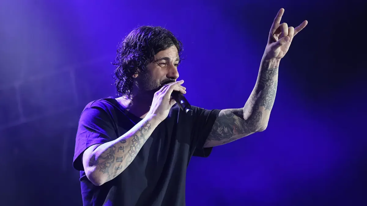 El cantante asturiano compartirá adelantos mientras espera la nueva fecha.