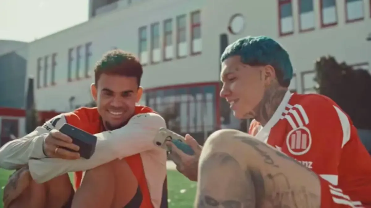 El cantante colombiano Blessd visitó al futbolista Luis Díaz en el club alemán, generando especulaciones sobre una colaboración.
