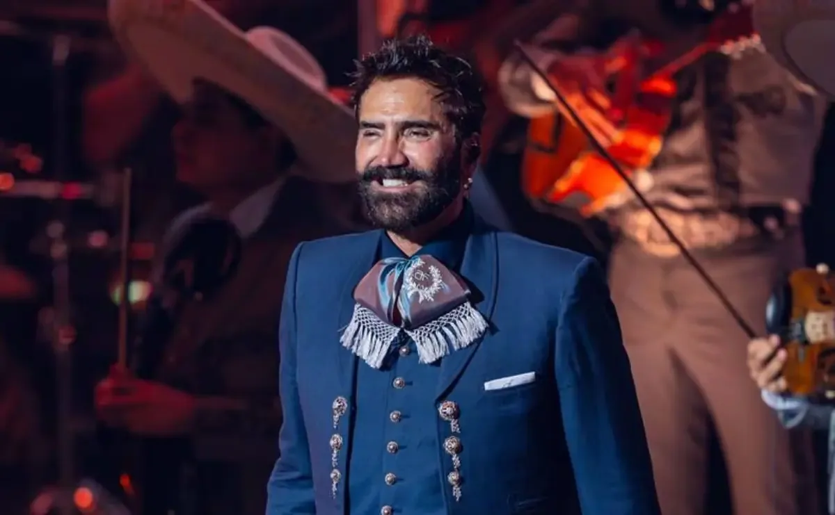 El cantante incursiona en la moda con una colección inspirada en el estilo western.