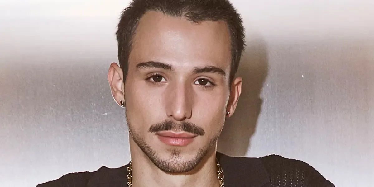 El cantante revela las dificultades de la fama y su enfoque en la música como un juego creativo.
