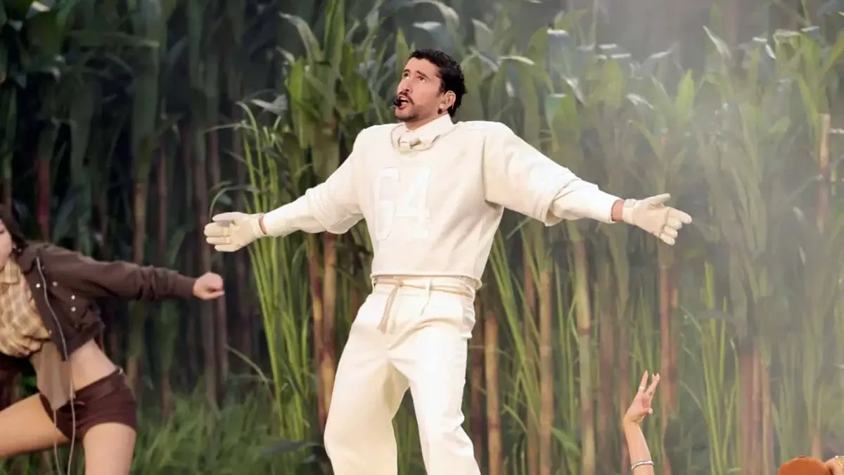 El cantante sorprende con un atuendo distintivo y un gesto especial hacia Inditex.
