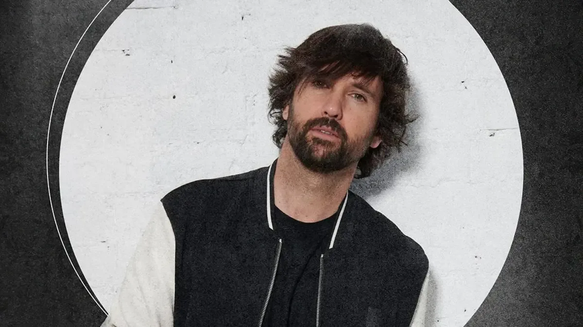 El cantautor presenta su gira acústica "Una guitarra y yo", con todas las entradas vendidas y un futuro prometedor.