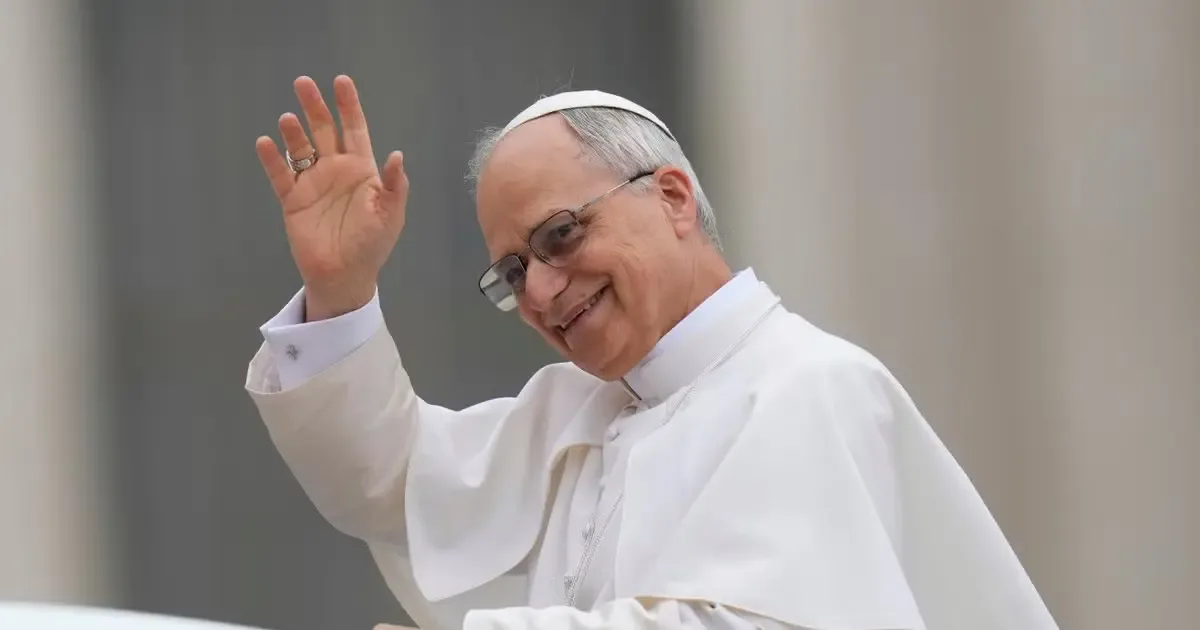 El cardenal Carlos Aguiar Retes dialoga con León XIV en el Vaticano.