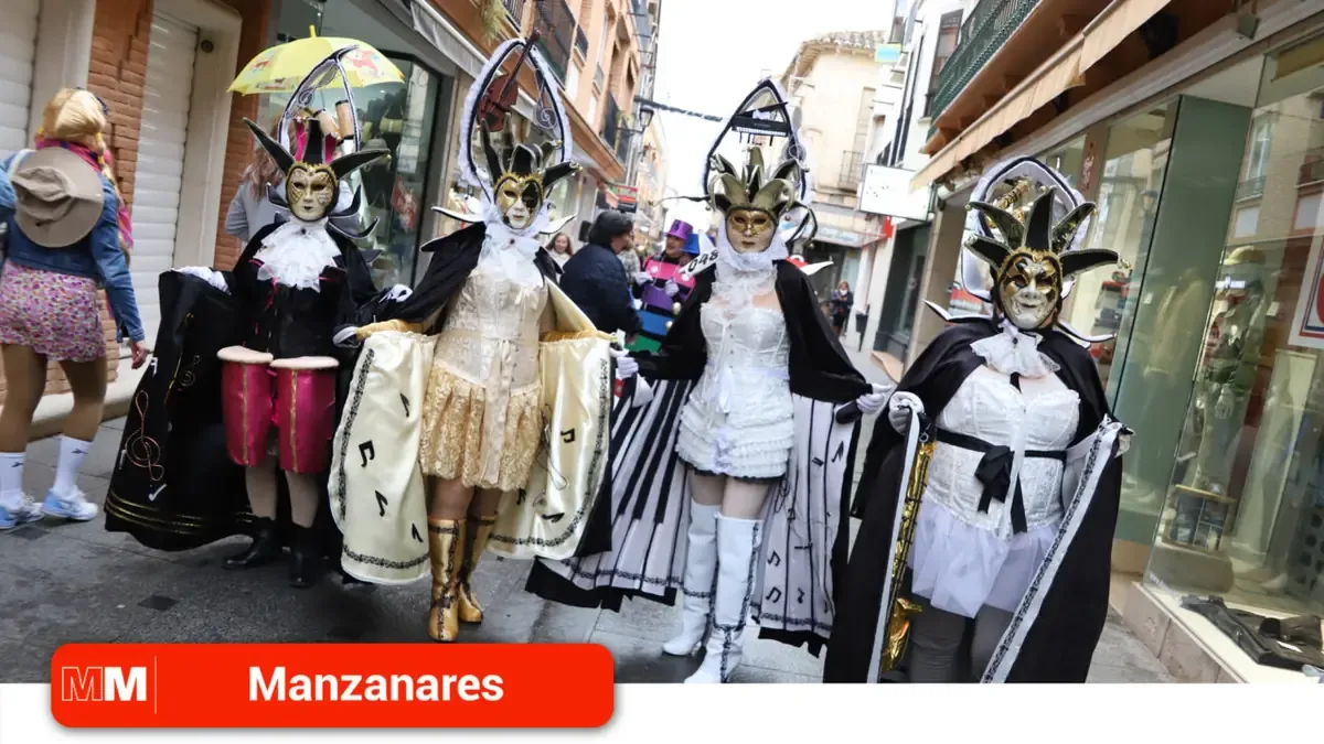 El carnaval atrae a participantes con concursos de disfraces y gastronomía en un ambiente festivo.