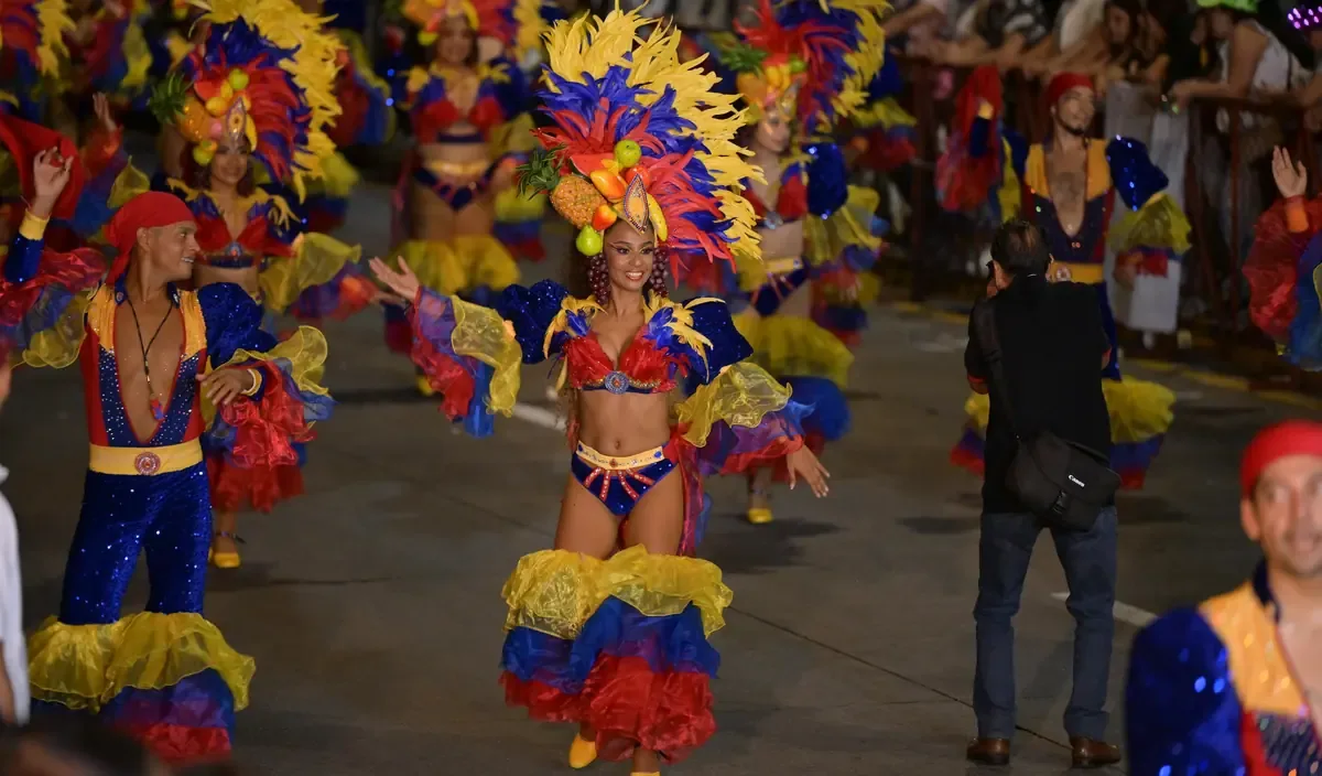 El carnaval destaca la diversidad cultural a través de música y color en una celebración familiar.
