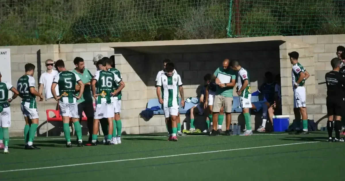 La escuadra menorquina, sin victorias hasta el momento, recibe al Binissalem en un partido clave.