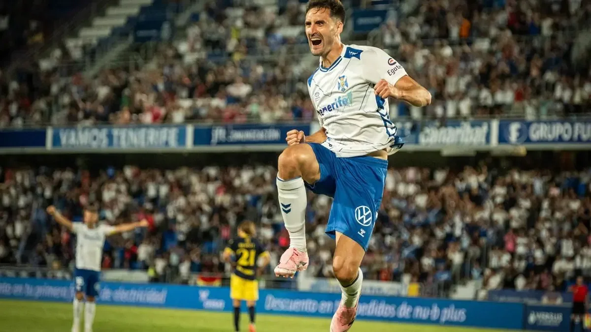 El CD Tenerife busca acercarse al ascenso enfrentando al AD Mérida en Mérida, Extremadura, con transmisión gratuita para sus aficionados.