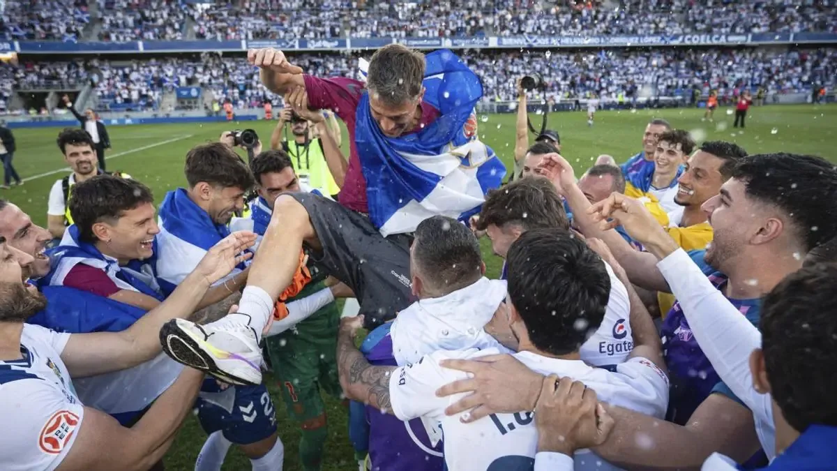 El CD Tenerife logra un ascenso sin precedentes, reviviendo la esperanza de sus aficionados.