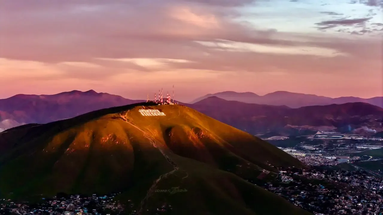 El Cerro Colorado resplandece durante un atardecer invernal en Tijuana.