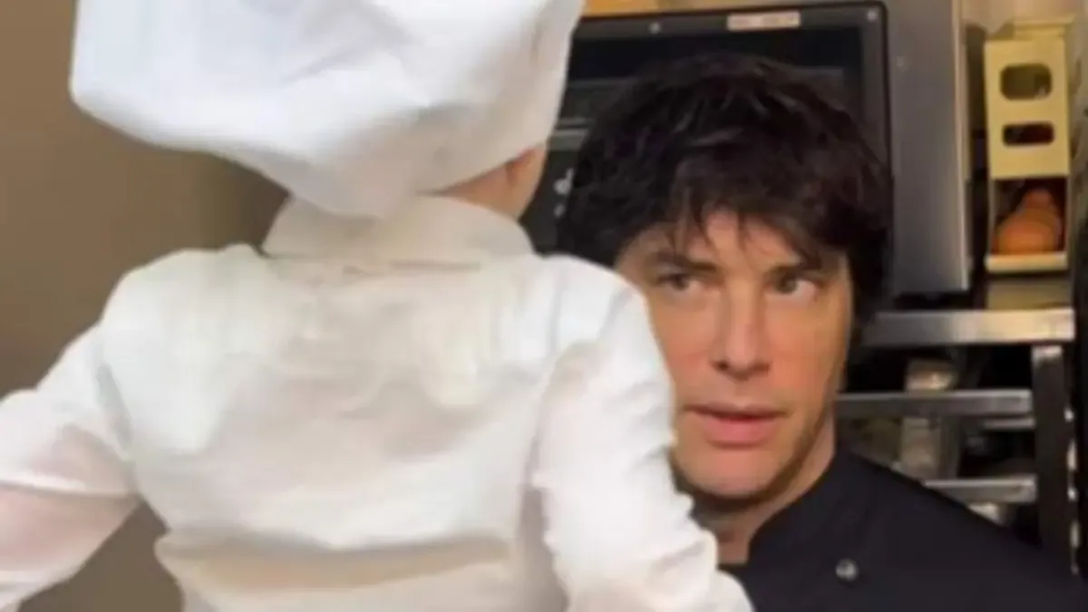 El chef comparte un tierno momento en la cocina con su hijo en redes sociales.