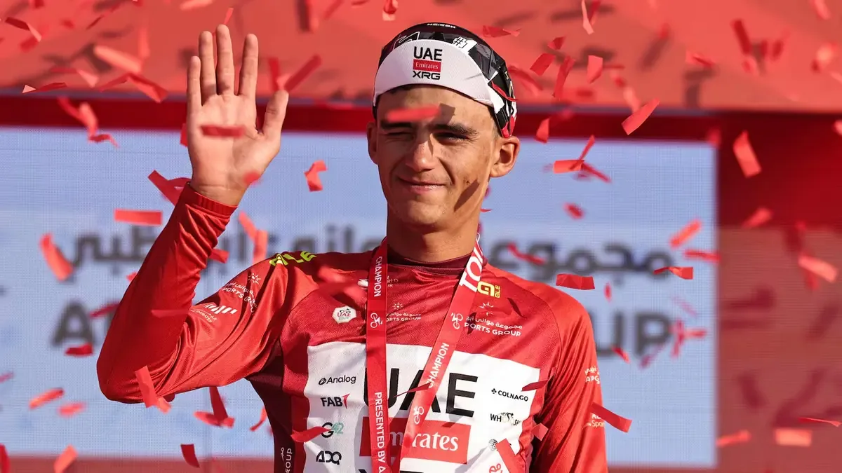 El ciclista mexicano ganó la sexta etapa y lidera la clasificación general del evento en Emiratos Árabes.