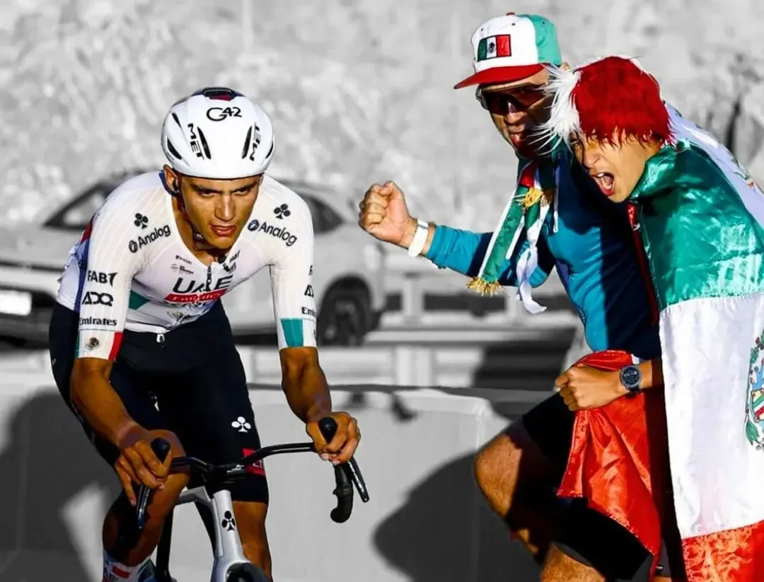 El ciclista mexicano resalta con su victoria en el UAE Tour 2026.