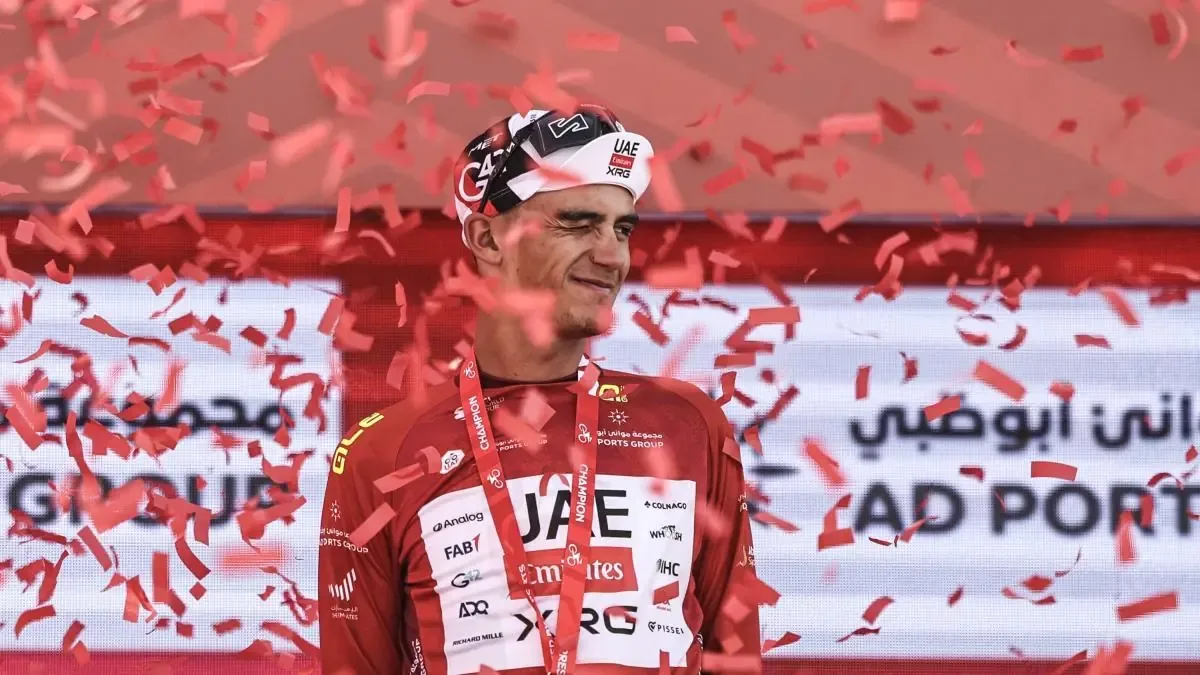 El ciclista mexicano se posiciona como líder tras su victoria en la prueba inaugural en Emiratos Árabes Unidos.