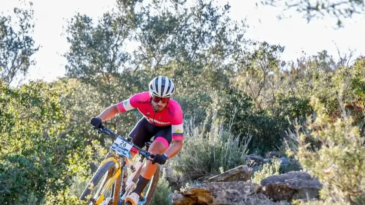 El ciclista palmero cierra la competencia entre los mejores del mundo, destacando su excelente rendimiento.