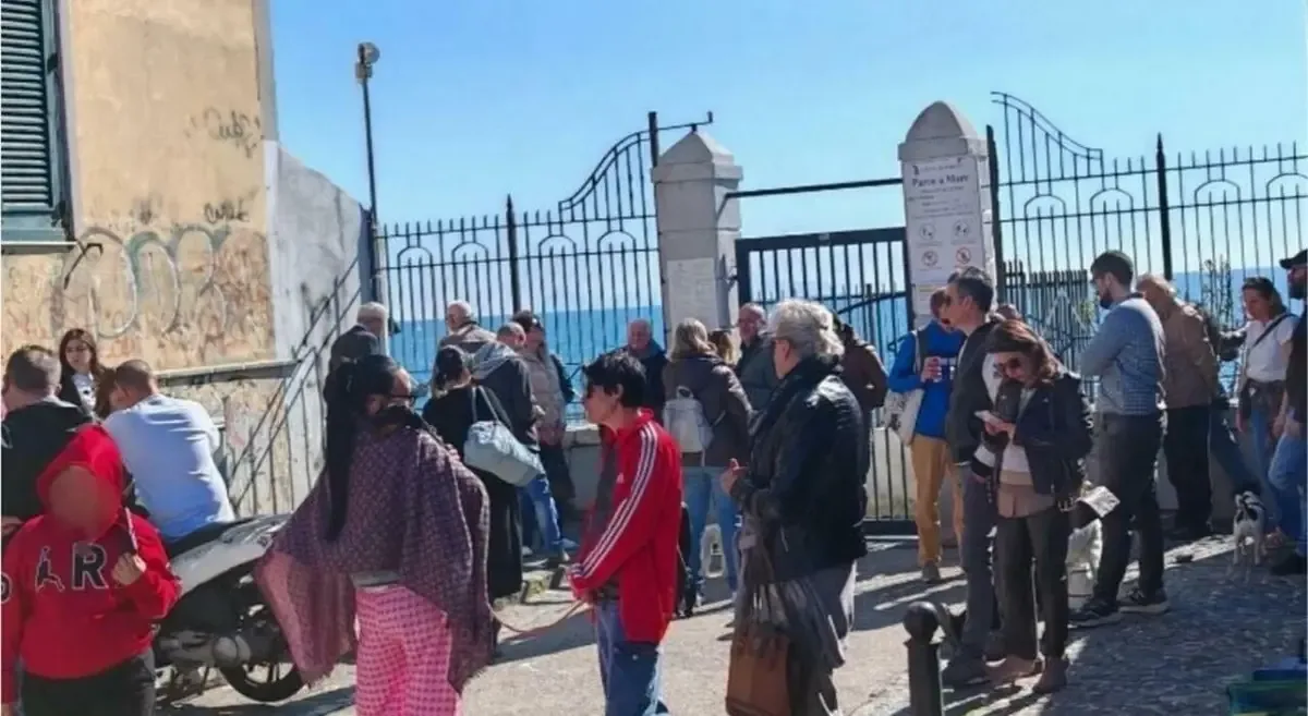 El cierre temprano del paseo marítimo desata críticas de candidatos a la alcaldía.
