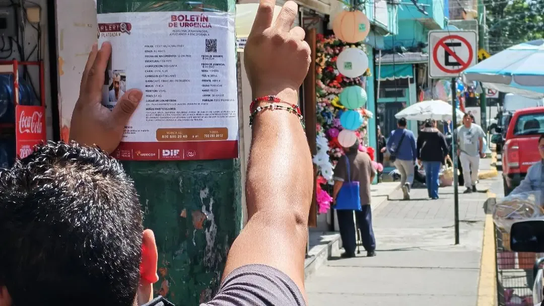 El colectivo “Mariposas Buscando Corazones y Justicia Nacional” despliega fichas de búsqueda para visibilizar la problemática de las desapariciones.