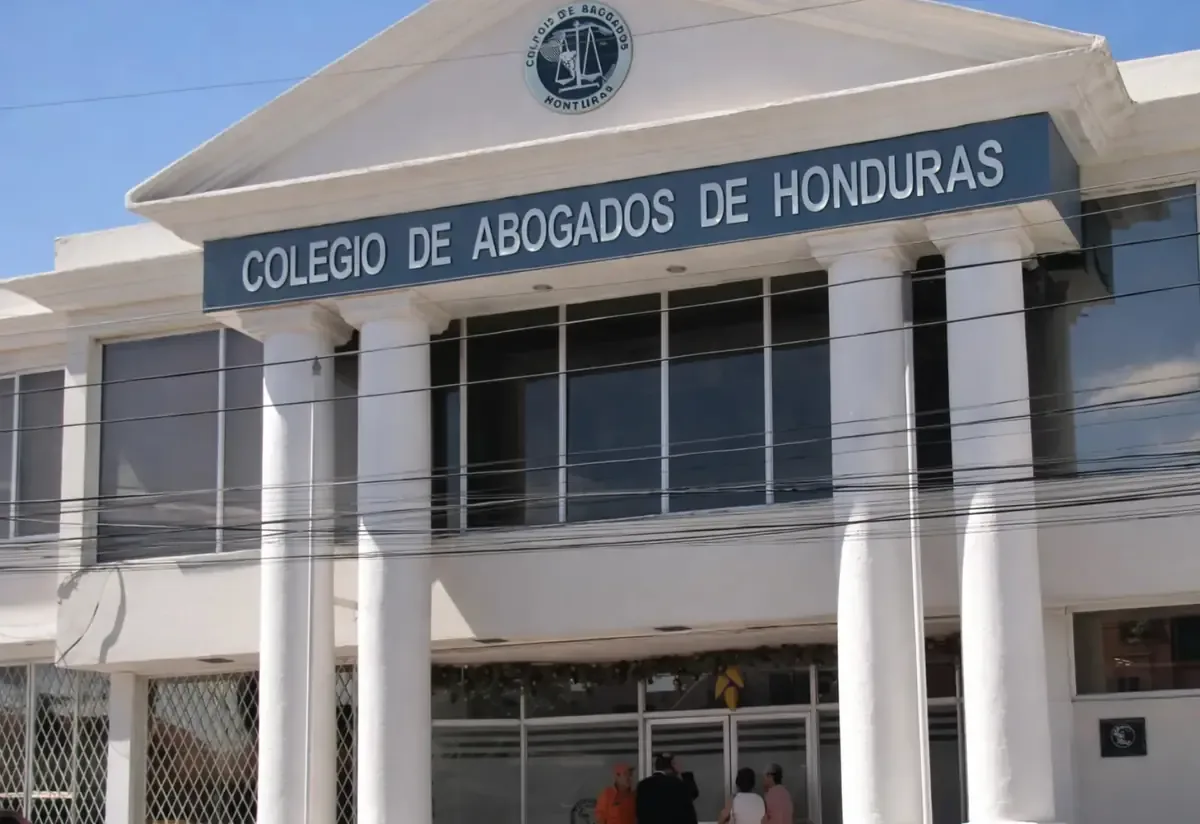 El Colegio de Abogados de Honduras condena el crimen y exige justicia.