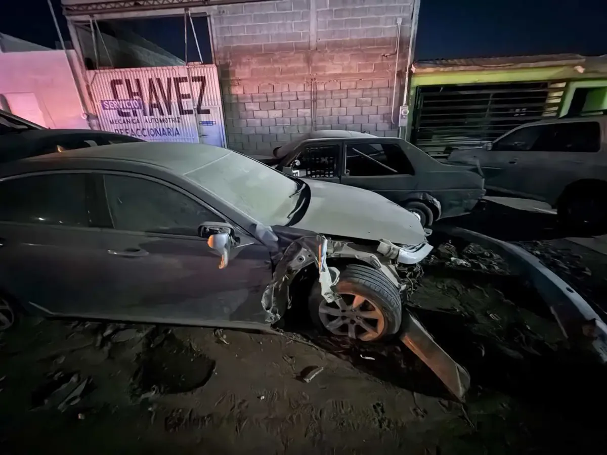 El conductor se dio a la fuga tras el accidente, dejando el vehículo destrozado.